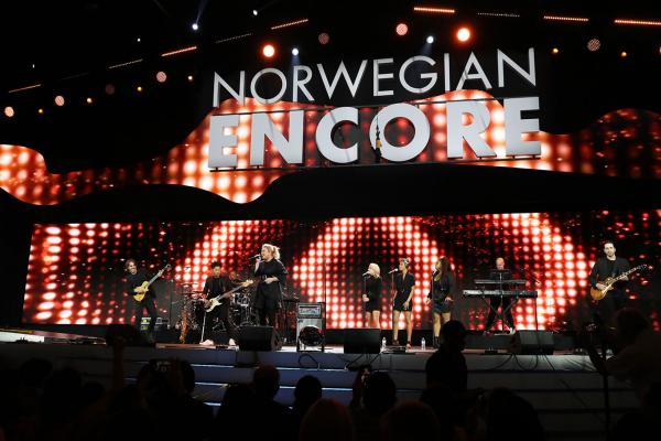 Kelly Clarkson christens Norwegian Encore