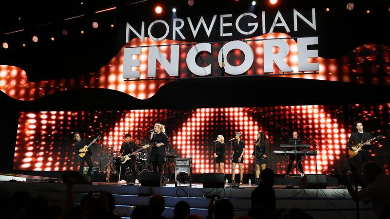 Kelly Clarkson christens Norwegian Encore