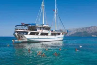 Mendula yacht cruise swim